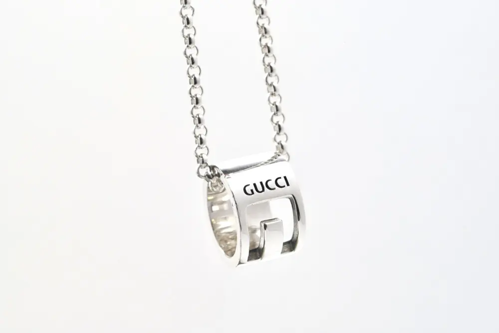 GUCCI glossy hollow necklace