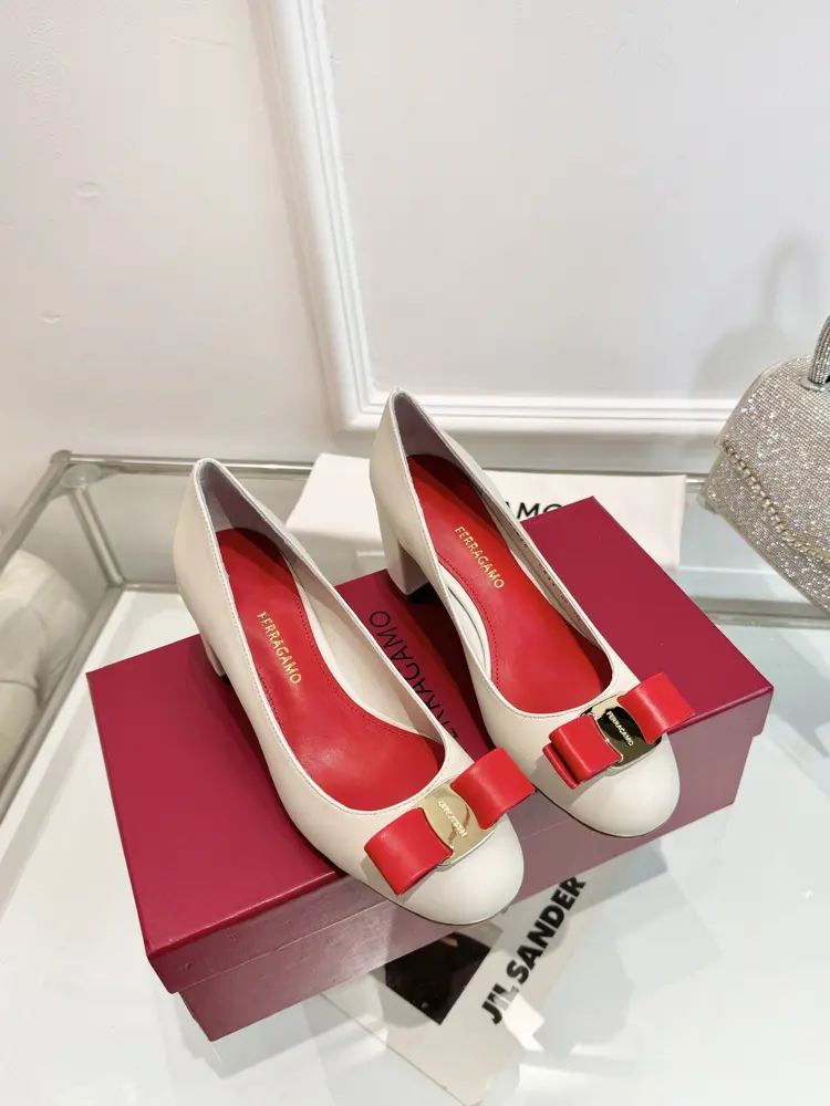 new styles of Salvatore Ferragamo new version of Vara small buckle and small bow thick heel