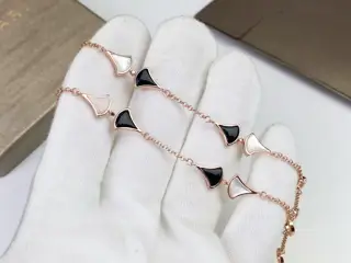 Bvlgari black agate and white mother-of-pearl fan-shaped bracelet So beautiful Bvlgari