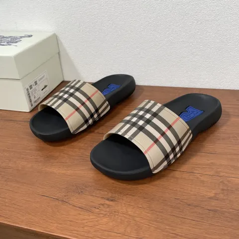 BURBERRY Solid Check Slippers