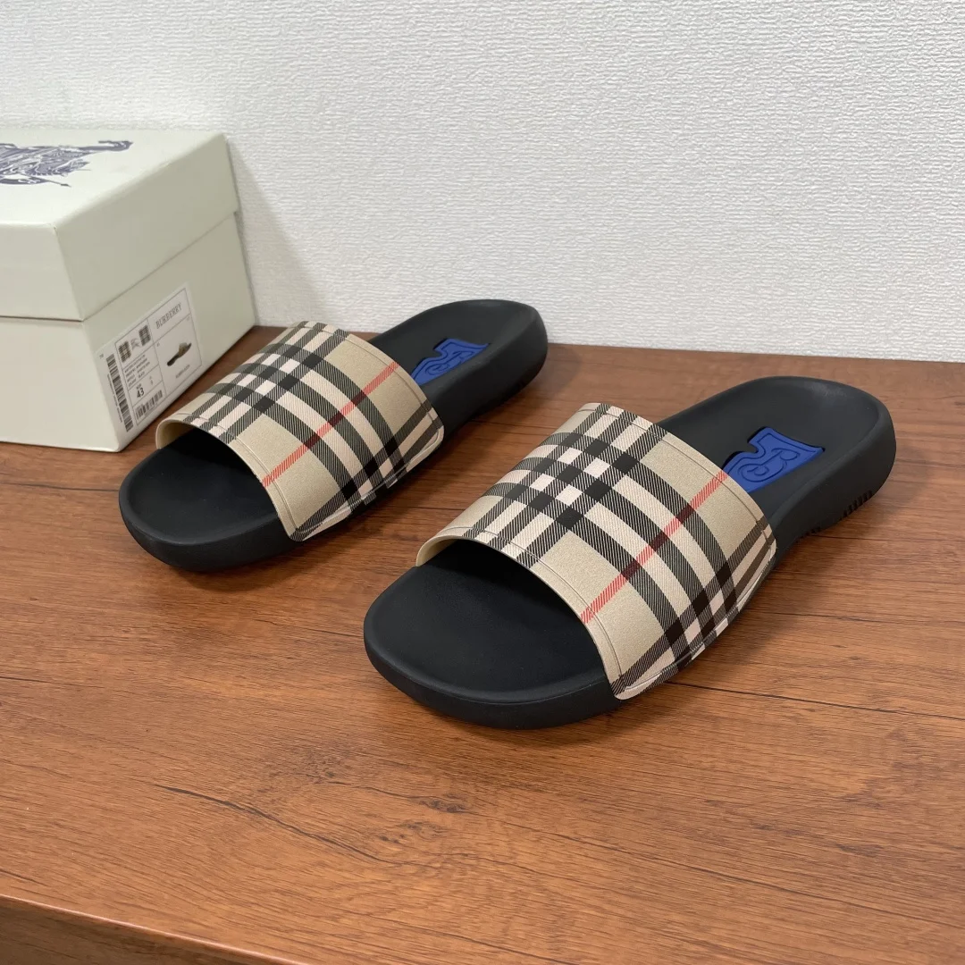 BURBERRY Solid Check Slippers