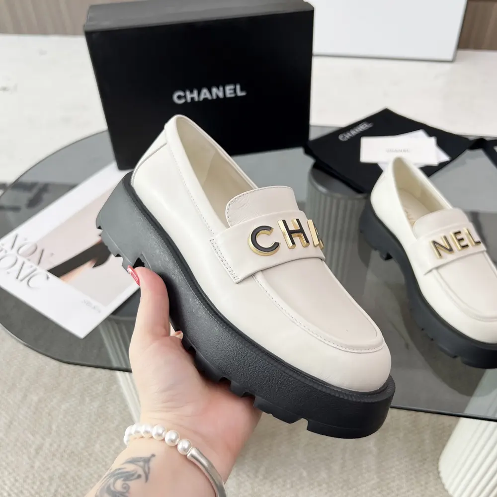 Chanel loafers are full of retro style. The delicate shoe shape is very pleasing to the
