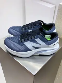 New Balance uses ultra-light and breathable 3D knitted mesh yarn material to construct the