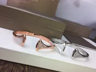 Bvlgari black agate and white mother-of-pearl fan-shaped star bracelet so beautiful Bvlgari