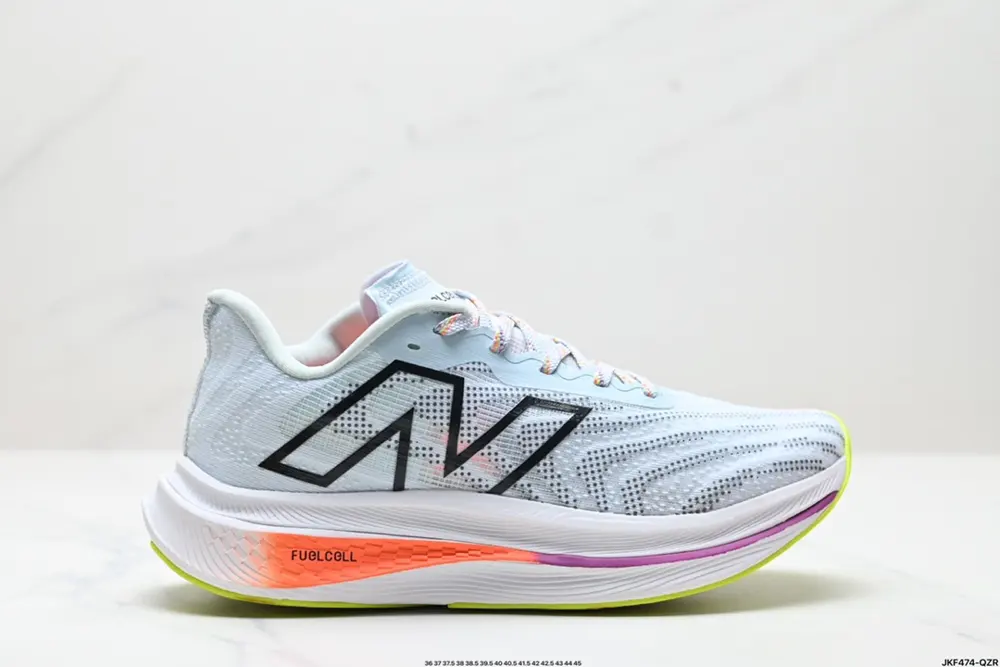 New Balance uses ultra-light and breathable 3D knitted mesh material to construct the upper MRCXCA3