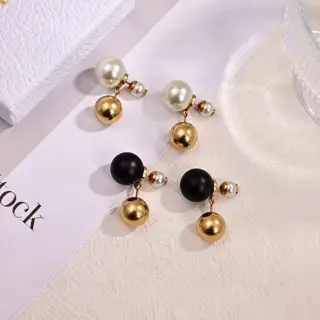 Dior new style Dior new letter earrings loved by top brands. The metal texture