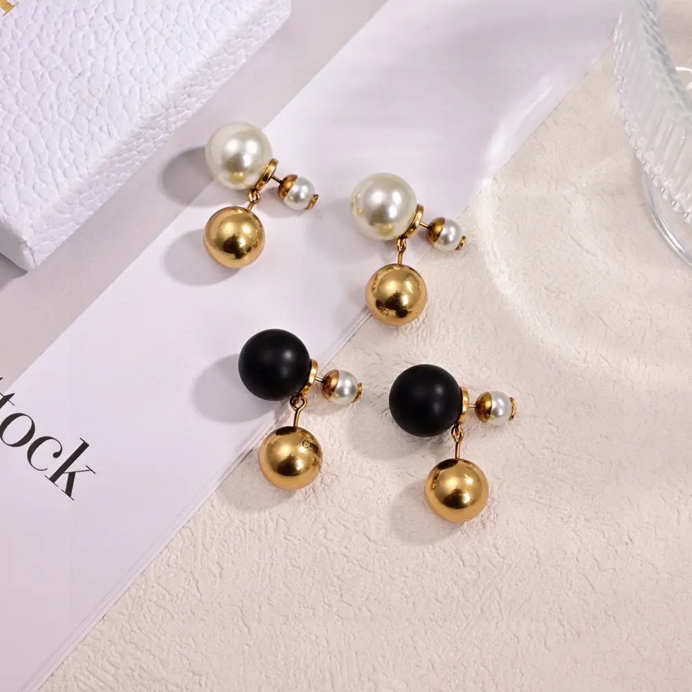 Dior new style Dior new letter earrings loved by top brands. The metal texture