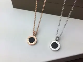 Bvlgari classic double-sided flip necklace The pendant can be rotated to perfectly restore