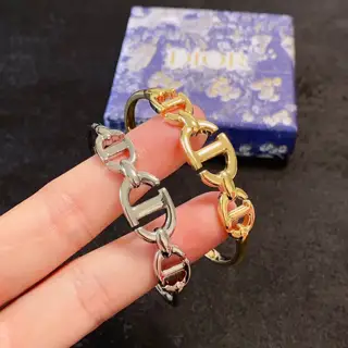 Dior’s new beautiful open bracelet can be salty or sweet. The new CD bracelet can be