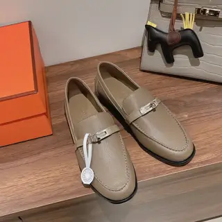 Hermes Kelly buckle loafers. I bought the product again at the beginning of the year. It