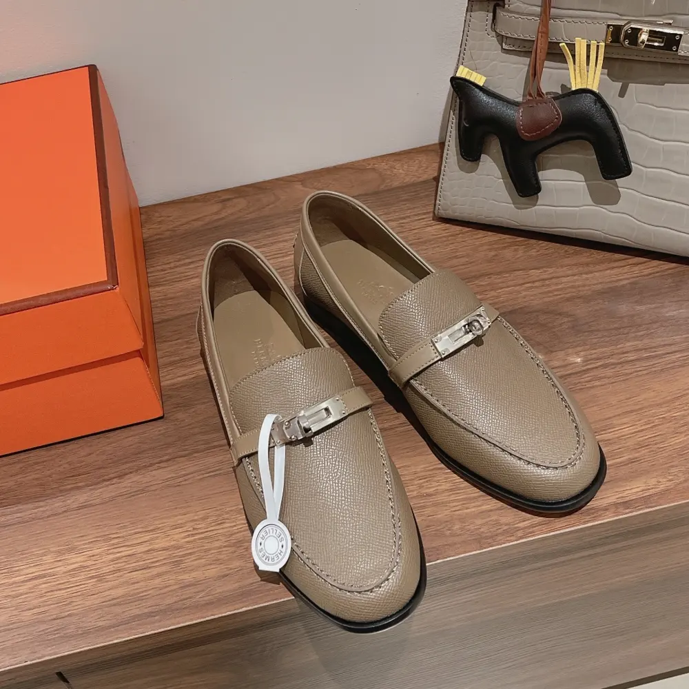 Hermes Kelly buckle loafers. I bought the product again at the beginning of the year. It