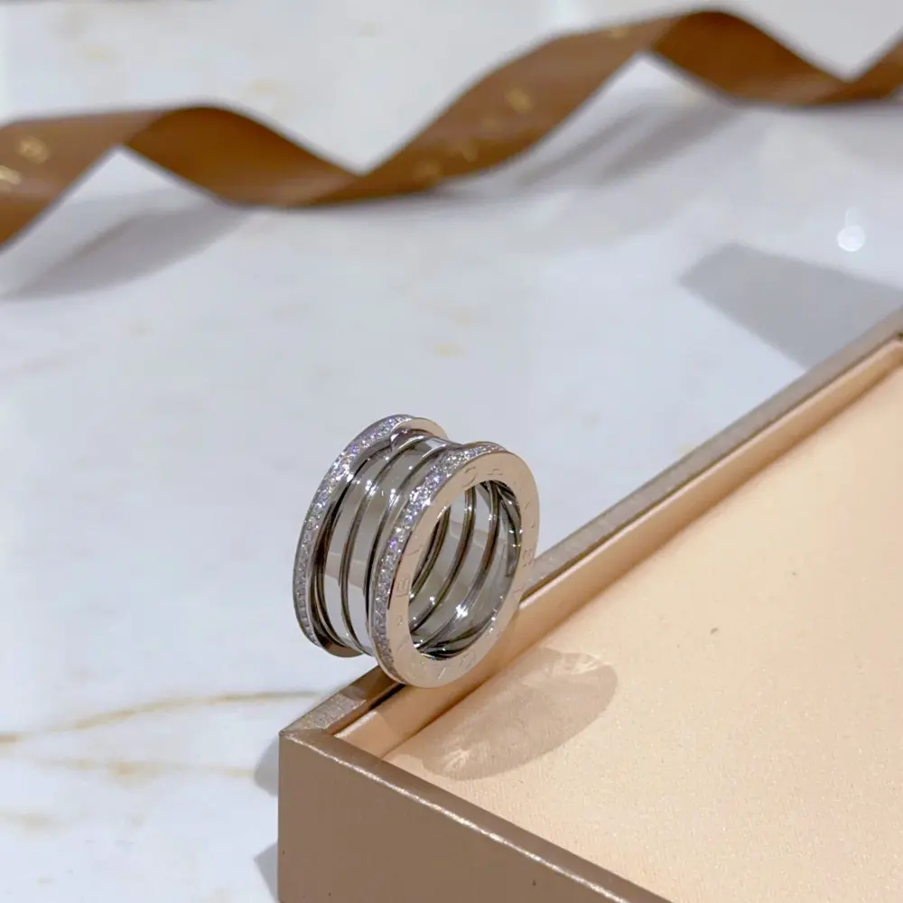 Bvlgari DIVAS’ DREAM enamel series is perfect in appearance and details. The unique color
