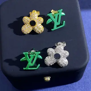 Louis Vuitton five-petal flower glossy green LV letter asymmetrical earrings