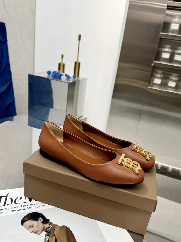 BURBERRY classic checkered flat shoes are the most undemanding and age-neutral shoes. They