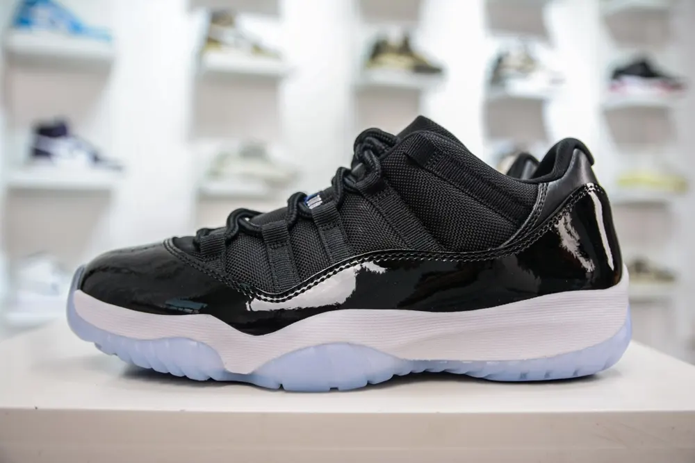 Nike shock-absorbing breathable low-top retro basketball shoes for men in black and white