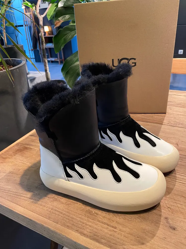UGG A small stove in winter Shoes