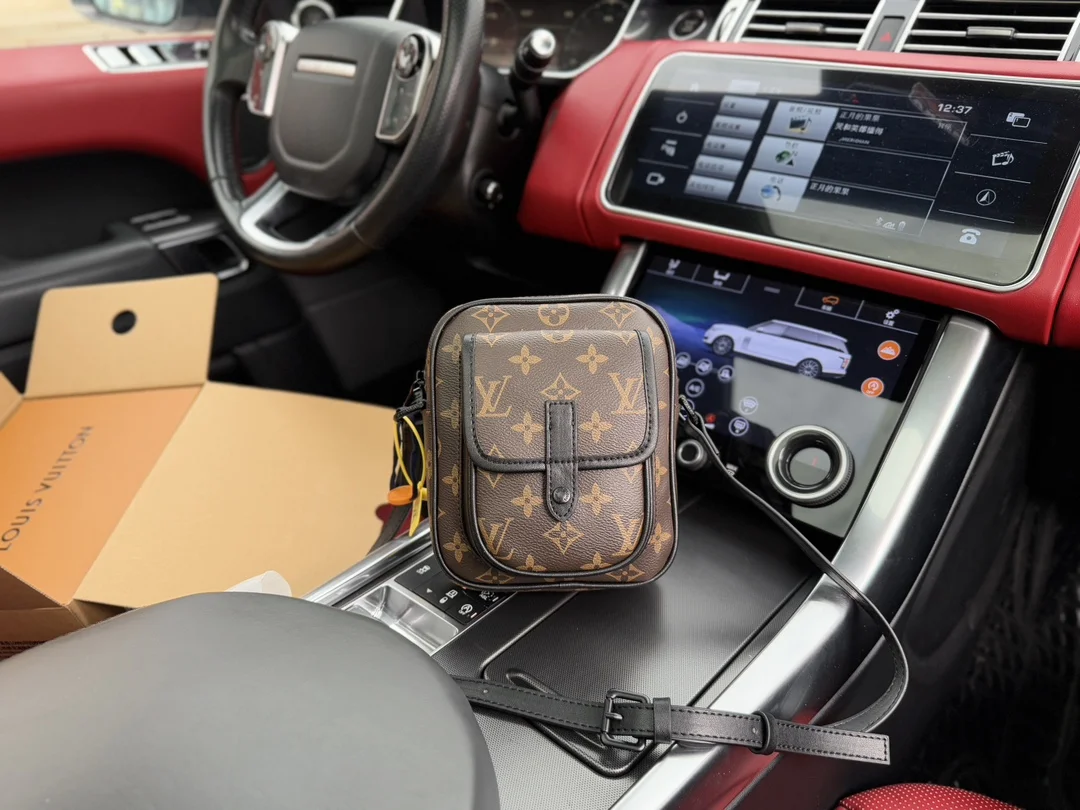 Louis Vuitton Shoulder Bag M69404