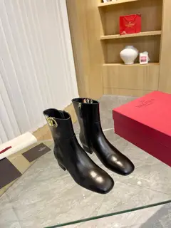 [Valentino] Valentino Autumn and Winter [Big V Buckle] Fashion Women’s Boots: Comfortable