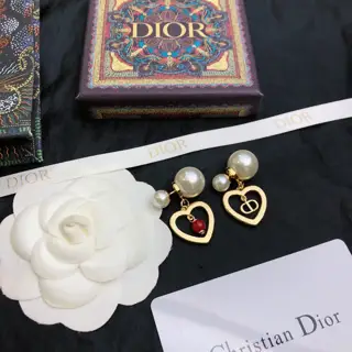 DIOR Heart-shaped earrings are the same style as those of all the stars. They are so