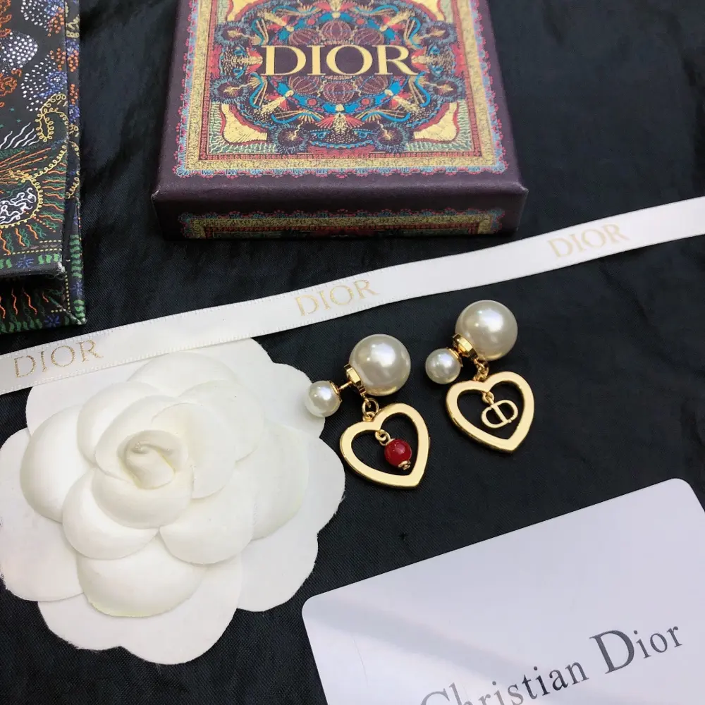 DIOR Heart-shaped earrings are the same style as those of all the stars. They are so