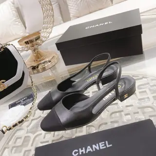 Chanel classic color-blocked low-heeled sandals Fashion catwalk style Mixed color