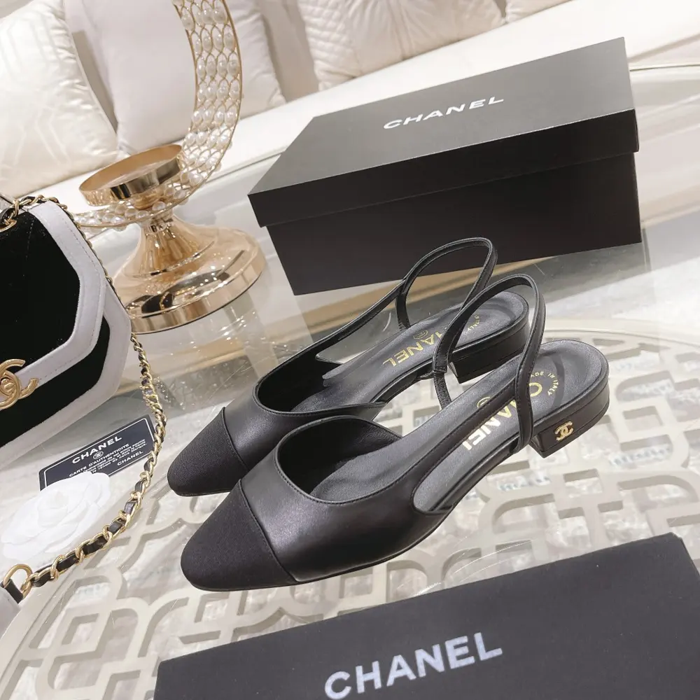 Chanel classic color-blocked low-heeled sandals Fashion catwalk style Mixed color