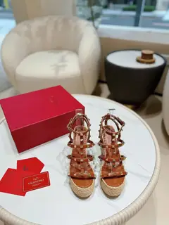 Valentino new Valentino high-end riveted imported raffia woven wedge sandals. Simple and
