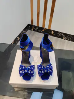 Balmain’s latest spring and summer catwalk original Korean velvet rhinestone high-heeled