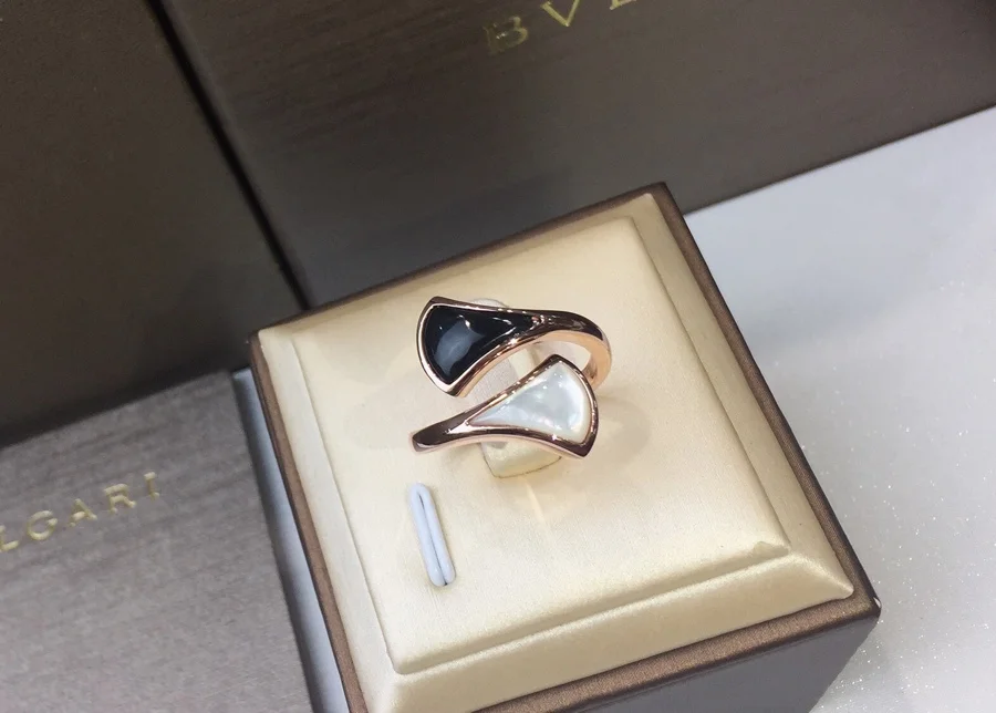 Bvlgari Black agate and white mother-of-pearl fan-shaped ring