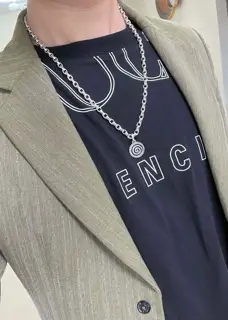 The latest Gucci necklace with a higher-end chain. The same style as the stars. Anger
