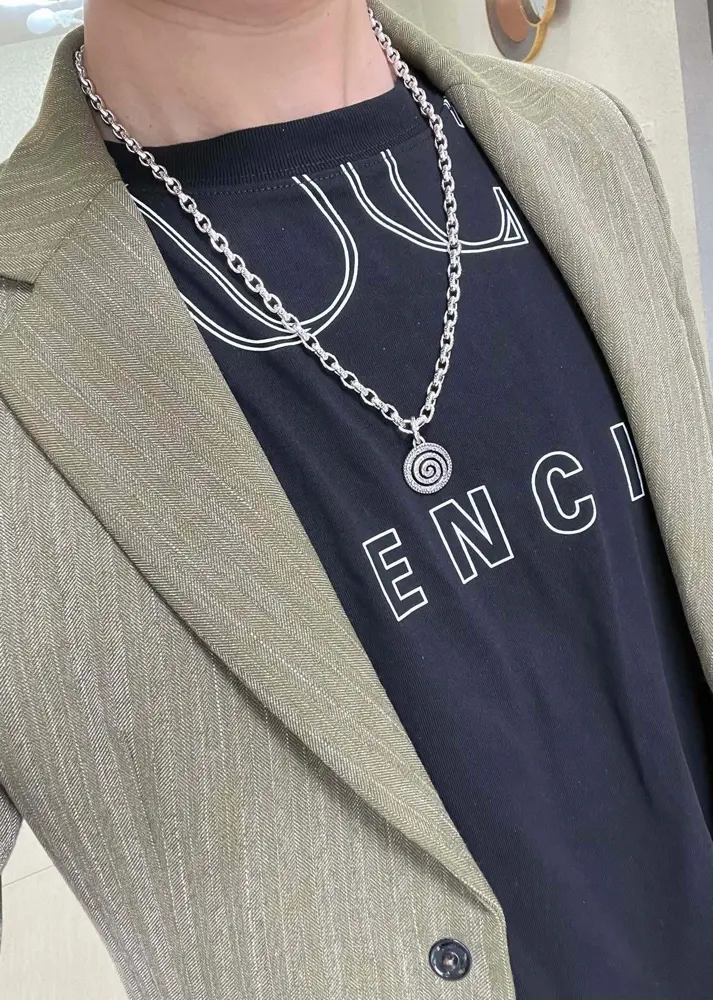 The latest Gucci necklace with a higher-end chain. The same style as the stars. Anger