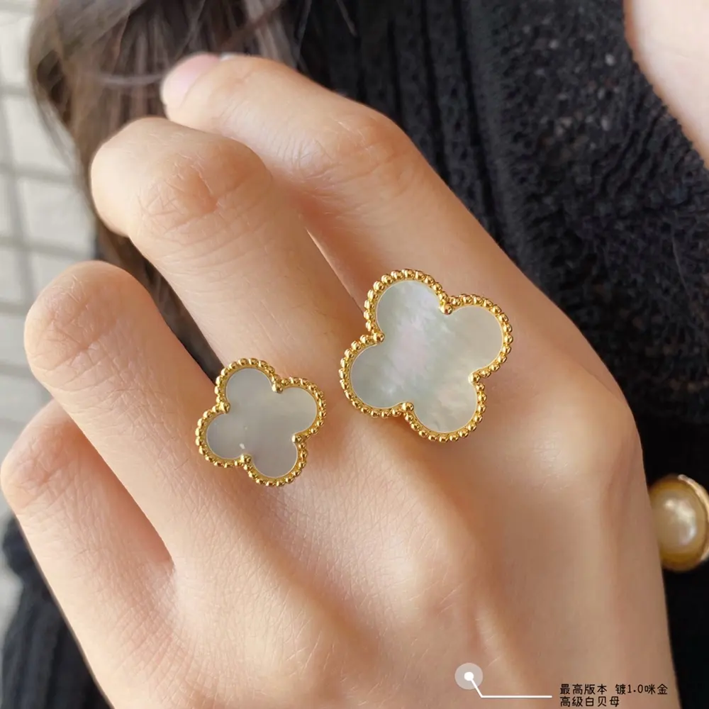Van Cleef & Arpels Four-leaf Clover High-end White Mother-of-Pearl Open Ring