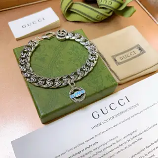 The latest classic Gucci bracelet. Exquisite. Both the style and the texture are absolutely