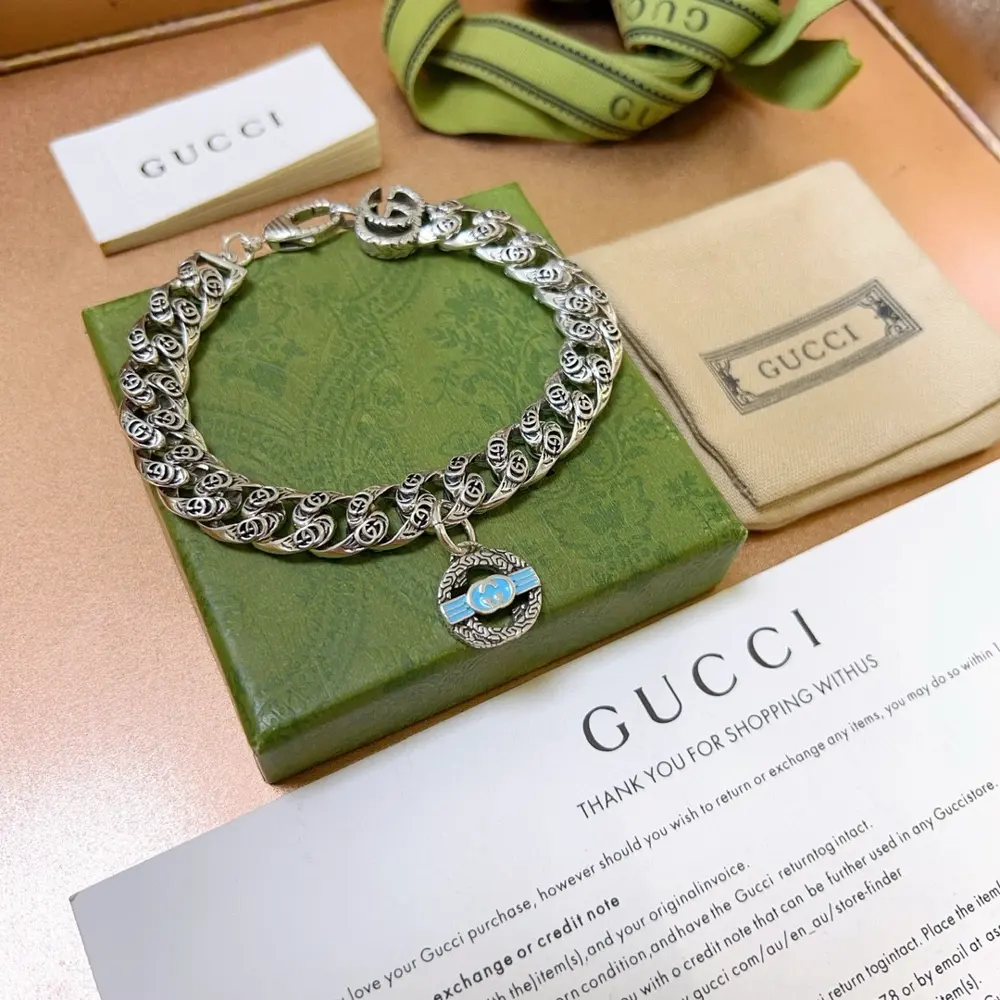 The latest classic Gucci bracelet. Exquisite. Both the style and the texture are absolutely