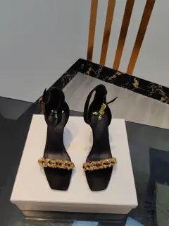 Balmain’s latest spring and summer catwalk original metal buckle high-heeled sandals