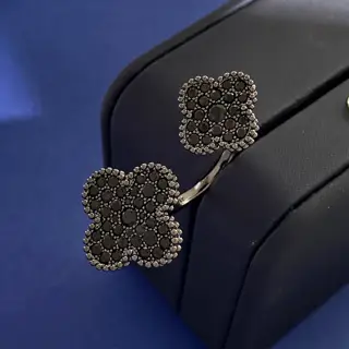 Van Cleef & Arpels Black Diamond Full Diamond Four-Leaf Clover Four-Leaf Flower Diamond