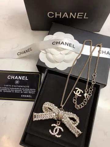 Chanel necklace models Choose a few pieces of your favorite jewelry to embellish your