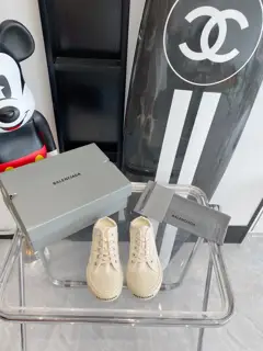 BALENCIAGA|New Paris casual canvas shoes My favorite canvas shoes. Timeless style. Never