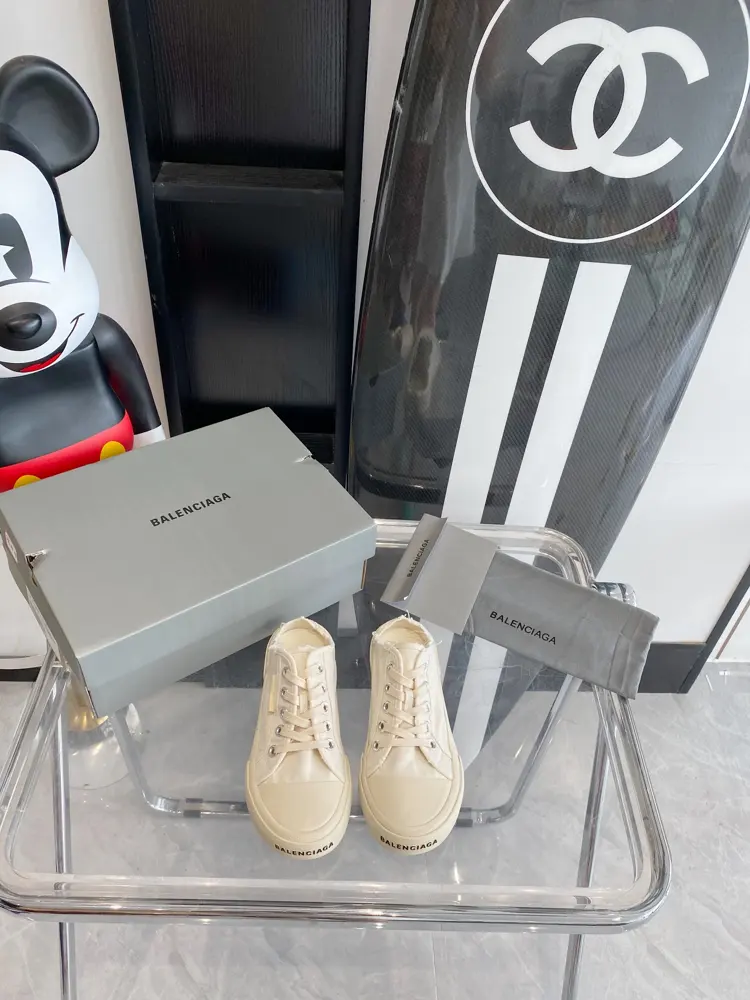 BALENCIAGA|New Paris casual canvas shoes My favorite canvas shoes. Timeless style. Never