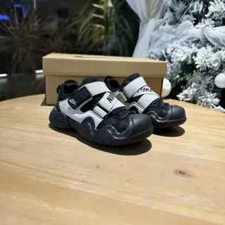 Nike elastic Velcro cross style