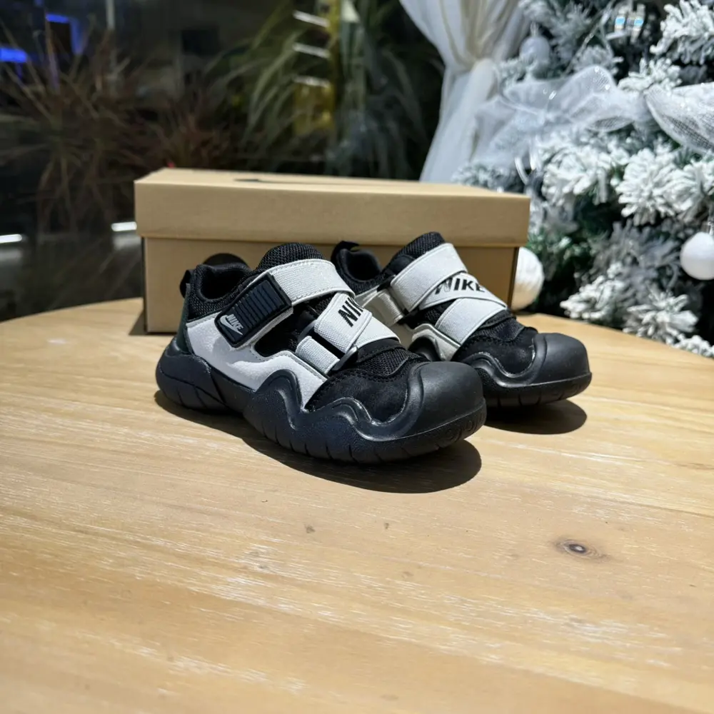 Nike elastic Velcro cross style