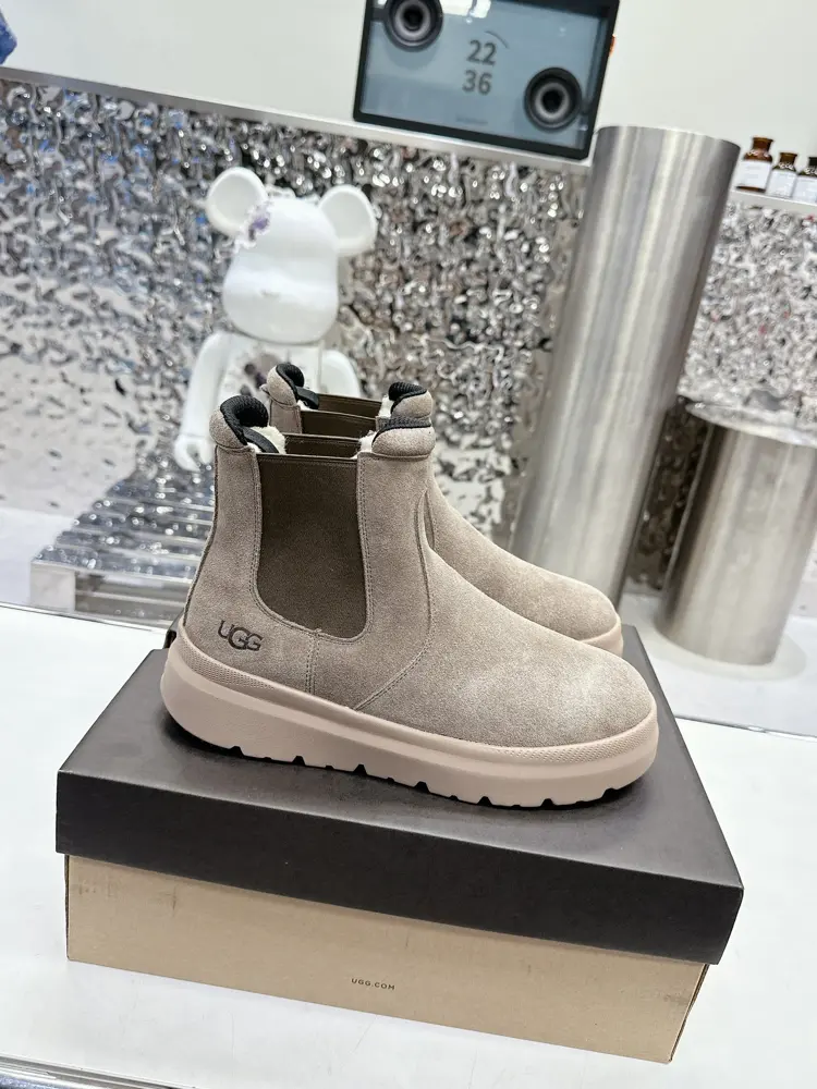 UGG cow suede round toe short-tube Chelsea boots. The design of this shoe is at the