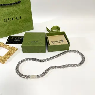 Gucci necklace counter synchronized with Gucci