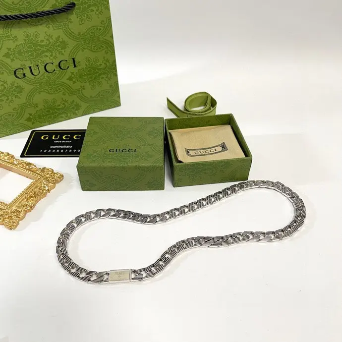 Gucci necklace counter synchronized with Gucci