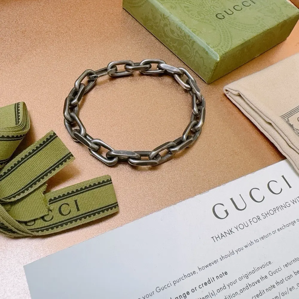 The latest classic Gucci bracelet. Exquisite. No matter the style or the texture