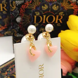 Dior’s latest model big and small red heart earrings