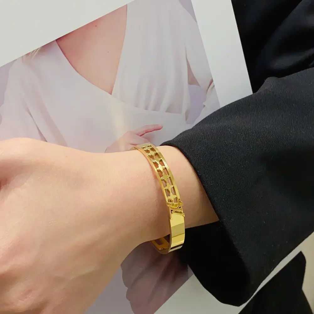 Louis Vuitton letter-printed four-leaf clover engraved logo hollow bracelet