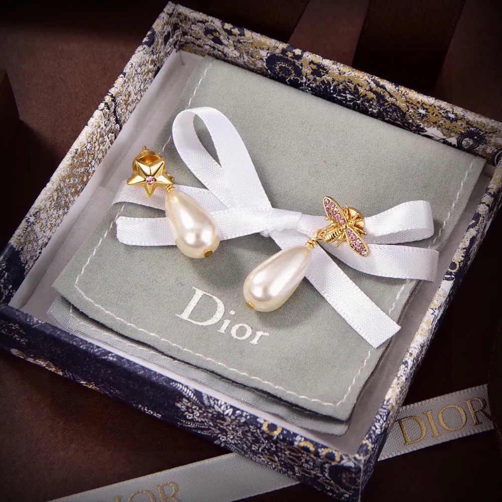 DIOR five-pointed star bee asymmetrical earrings The same brass material as the counter