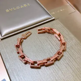 Bvlgari DIVAS’ DREAM series is in perfect condition and has invincible details. The unique