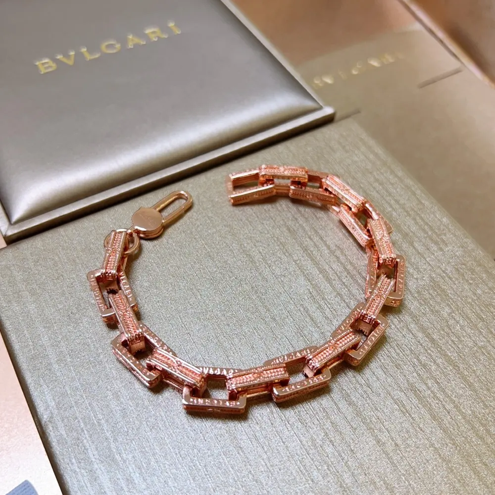Bvlgari DIVAS’ DREAM series is in perfect condition and has invincible details. The unique